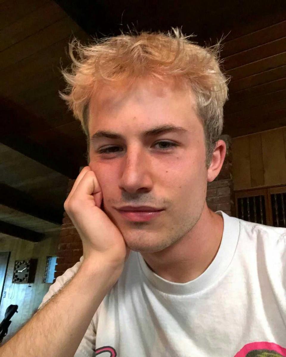 Kerap Tampil Beda, 9 Potret Dylan Minnette dengan Berbagai Gaya Rambut