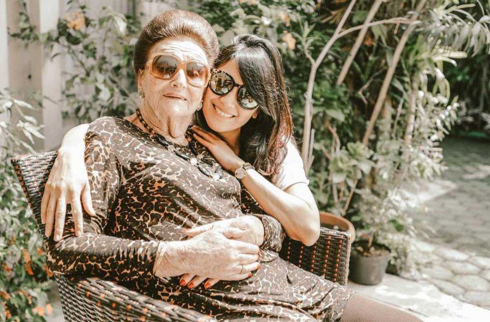 Kesayangan, 10 Potret Manis Kedekatan Sharena Delon dengan Neneknya