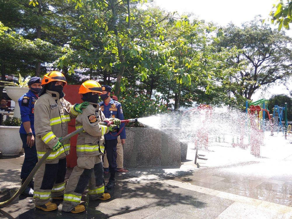 AKB Diperketat, Srikandi Diskar PB Semprot Disinfektan di Kota Bandung