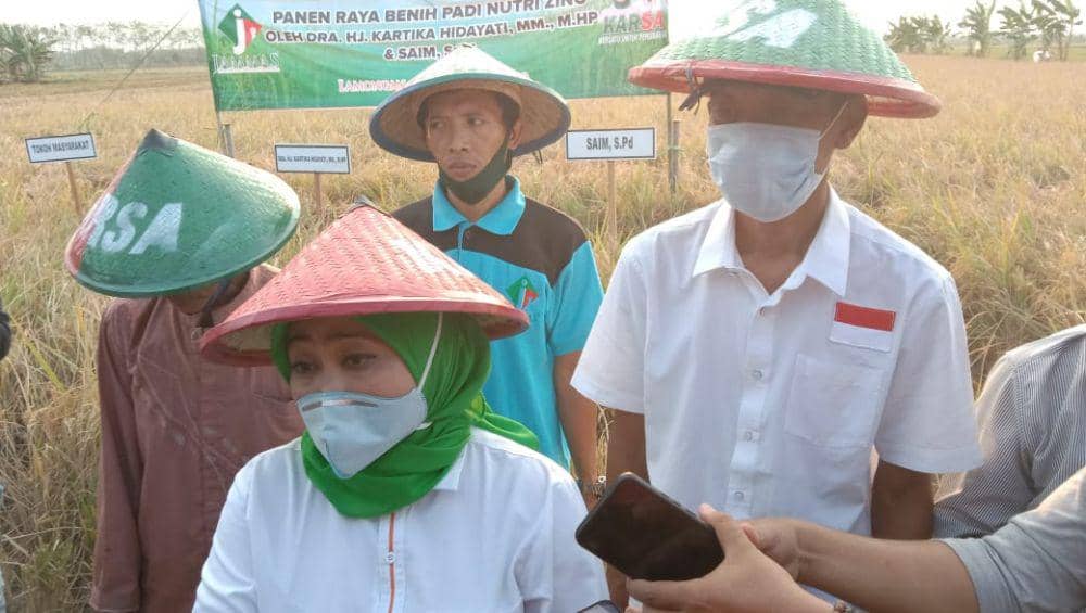 Bacabup Lamongan Kartika Hidayati dan Wakilnya Sa'im saat menemui ratusan petani di Kecamatan Sekaran. IDN Times/Imron