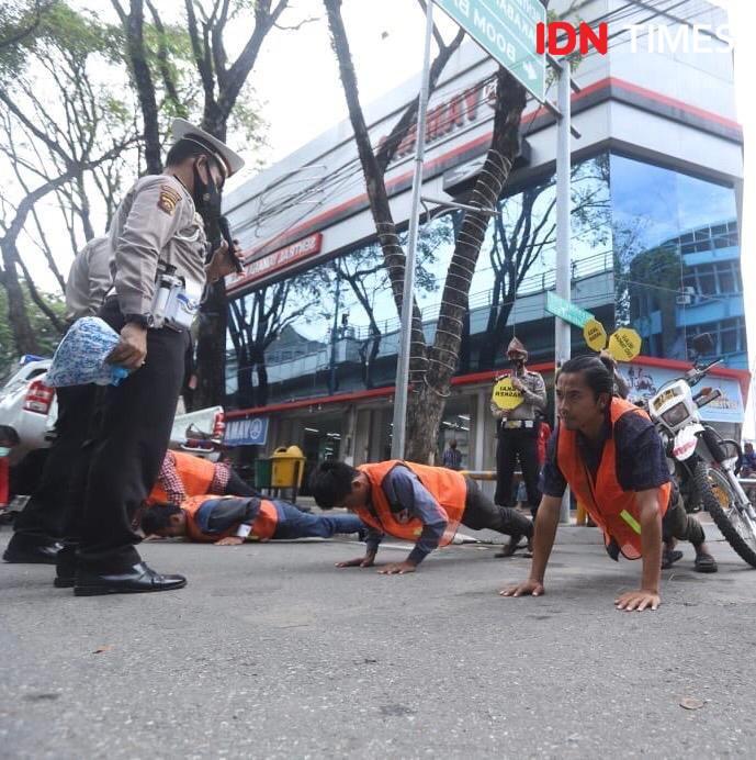 Puluhan Warga Palembang Pelanggar Protokol Kesehatan Dihukum Push Up