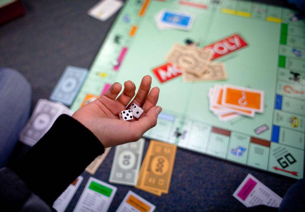 Bermain Monopoli. nytimes.com