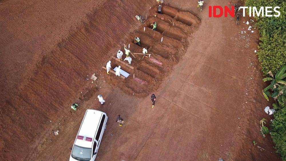 Foto aerial suasana pemakaman jenazah COVID-19 di TPU Pondok Ranggon pada Rabu (16/9/2020) (IDN Times/Aldila Muharma&Fiqih Damarjati)