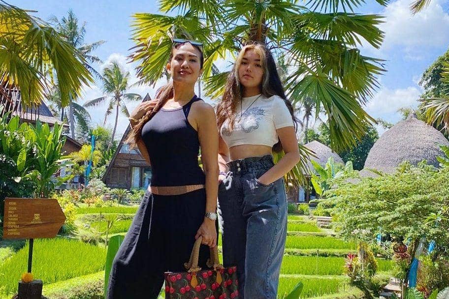 Ibu Anak Body Goals! 9 Momen Liza Natalia Joget Asik Bareng Queennara