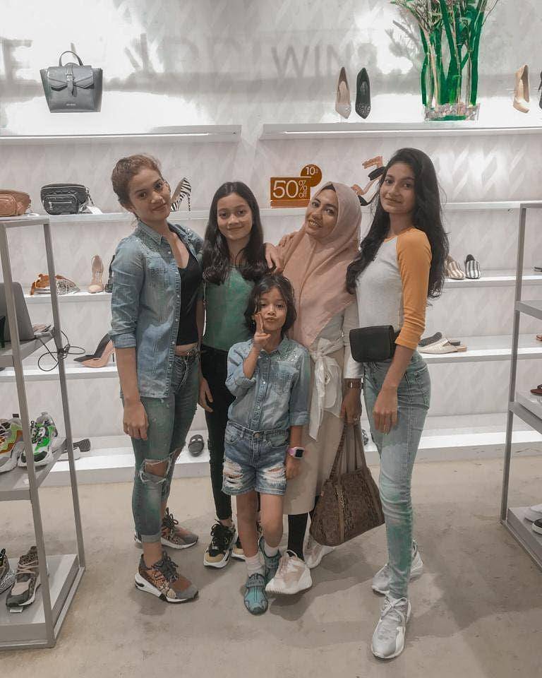 instagram.com/intanmasthura_ahmad