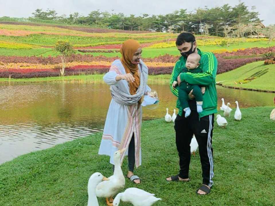 9 Potret Romantis Keluarga Kecil Tika Bravani dan Dimas, Kompak!
