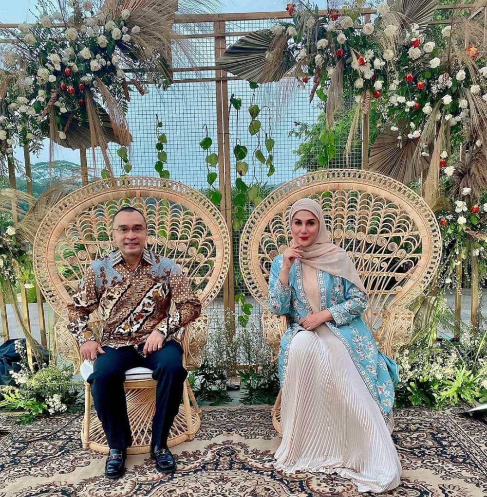 10 Potret Mesra Marini Zumarnis dan Suami, Sukses Bikin Baper Netizen!