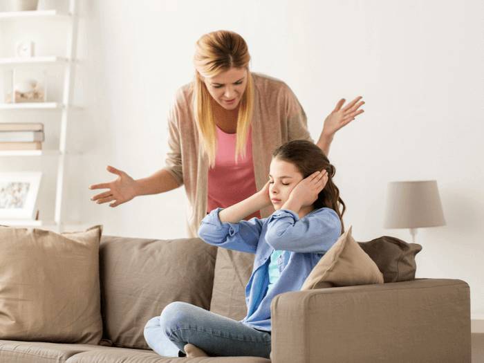Anak perempuan tidak mau dengar ibunya. quickanddirtytips.com