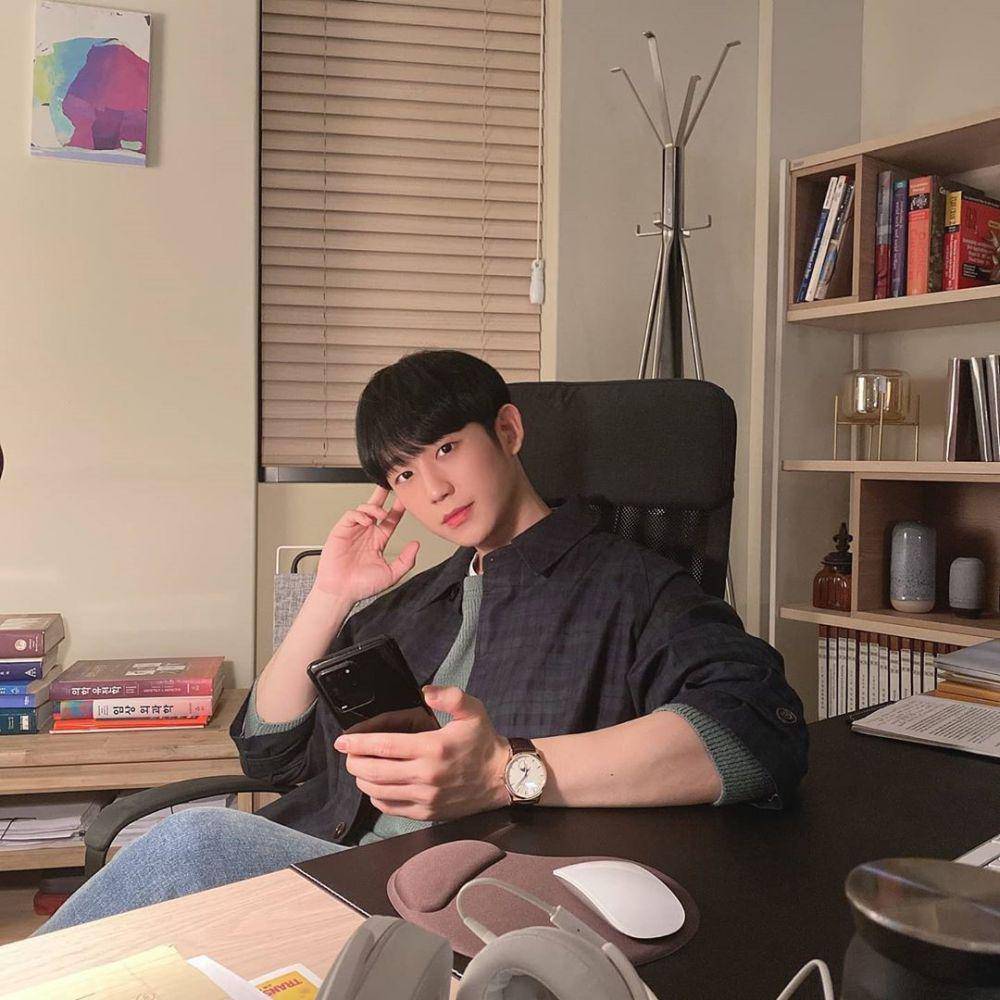 Jung Hae In (instagram/holyhaein)