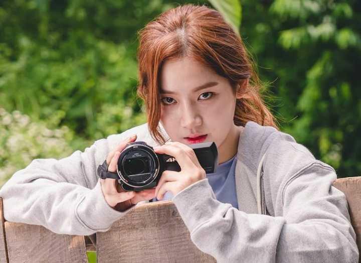 10 Potret Park Joo Hyun Jadi Rekan Zombie di KDrama 'Zombie Detective'