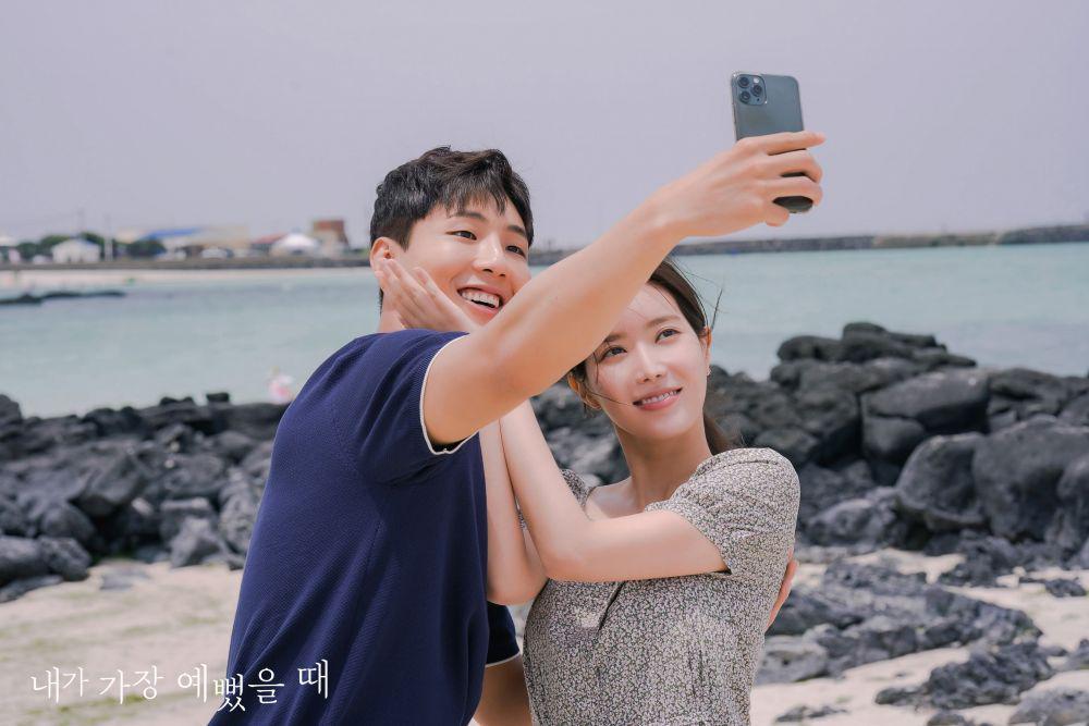 Temukan Belahan Jiwa, 9 Potret Manis Ji Soo Mabuk Cinta di KDrama Baru