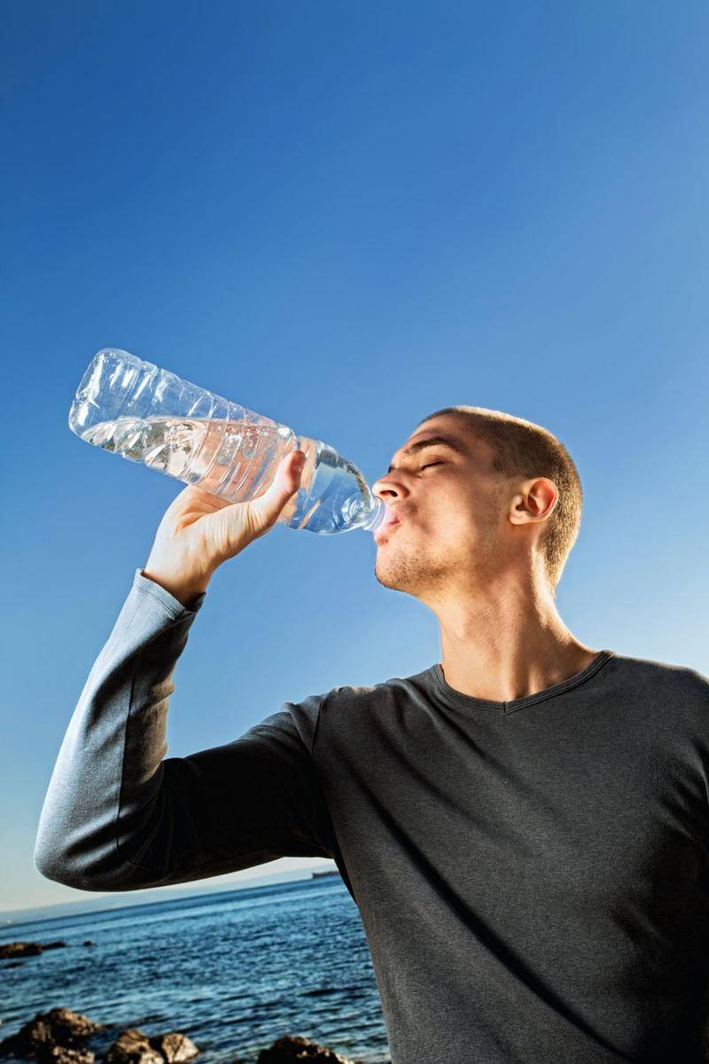Ilustrasi minum air putih. unsplash/Damir Spanic