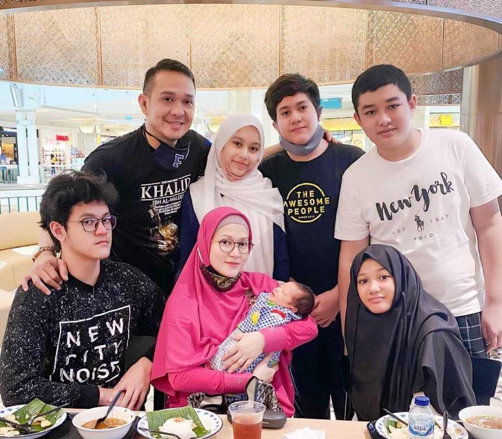 10 Potret Baby Khaleed, Putra Fadlan-Lyra yang Jadi Bungsu Kesayangan!