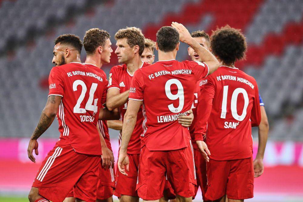 Para pemain Bayern Munich merayakan gol di laga lawan Schalke. Twitter/@FCBayernEN
