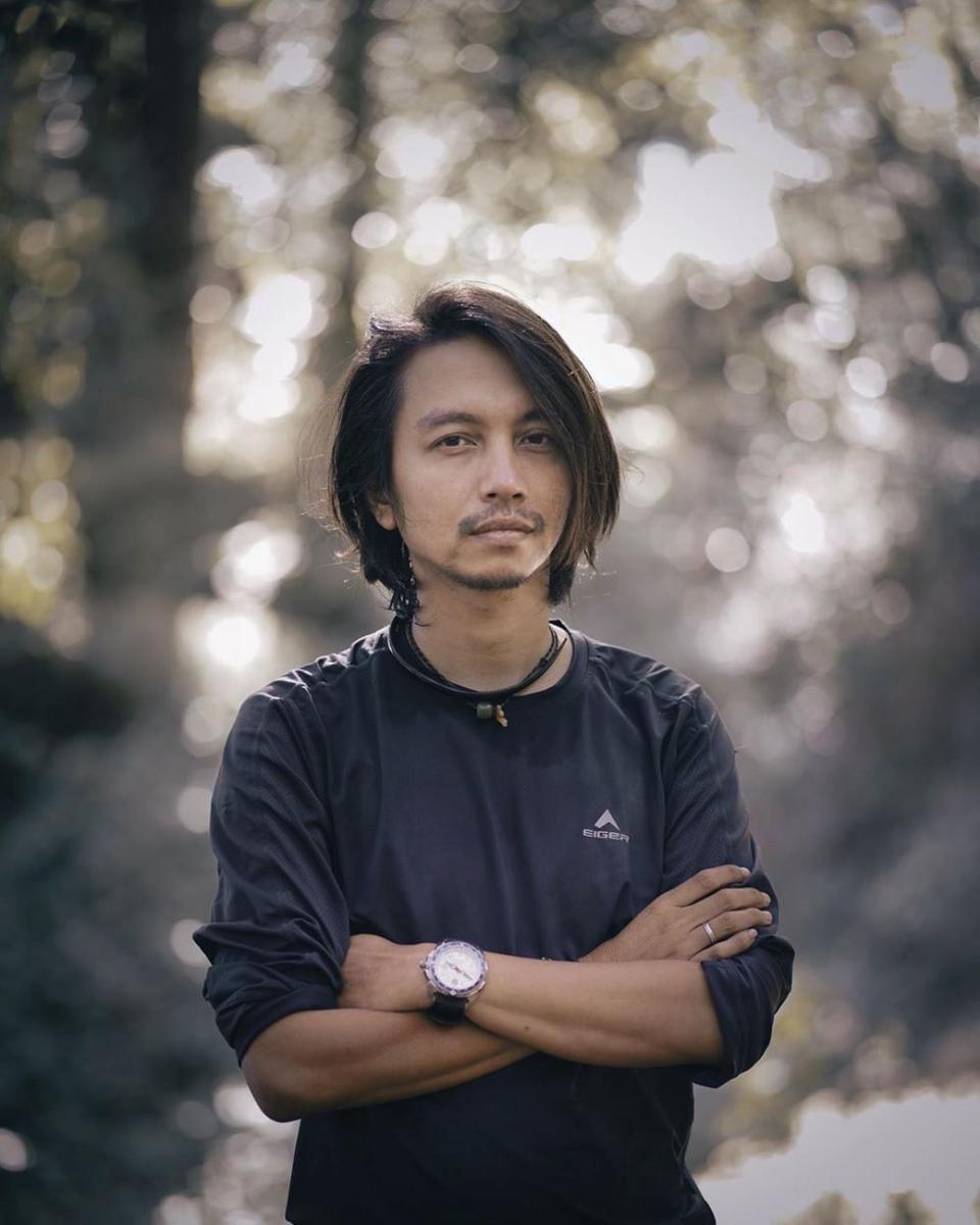 10 Ide Outfit ala Fiersa Besari di Atas Panggung, Simpel Anti Ribet!