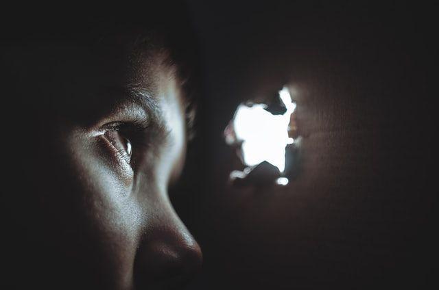 5 Fakta Voyeurisme, Kepuasan Seksual yang Diraih lewat Mengintip Orang