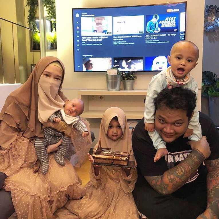 Ayah Idaman, 10 Potret Hangat Kebersamaan Virgoun dan Ketiga Anaknya