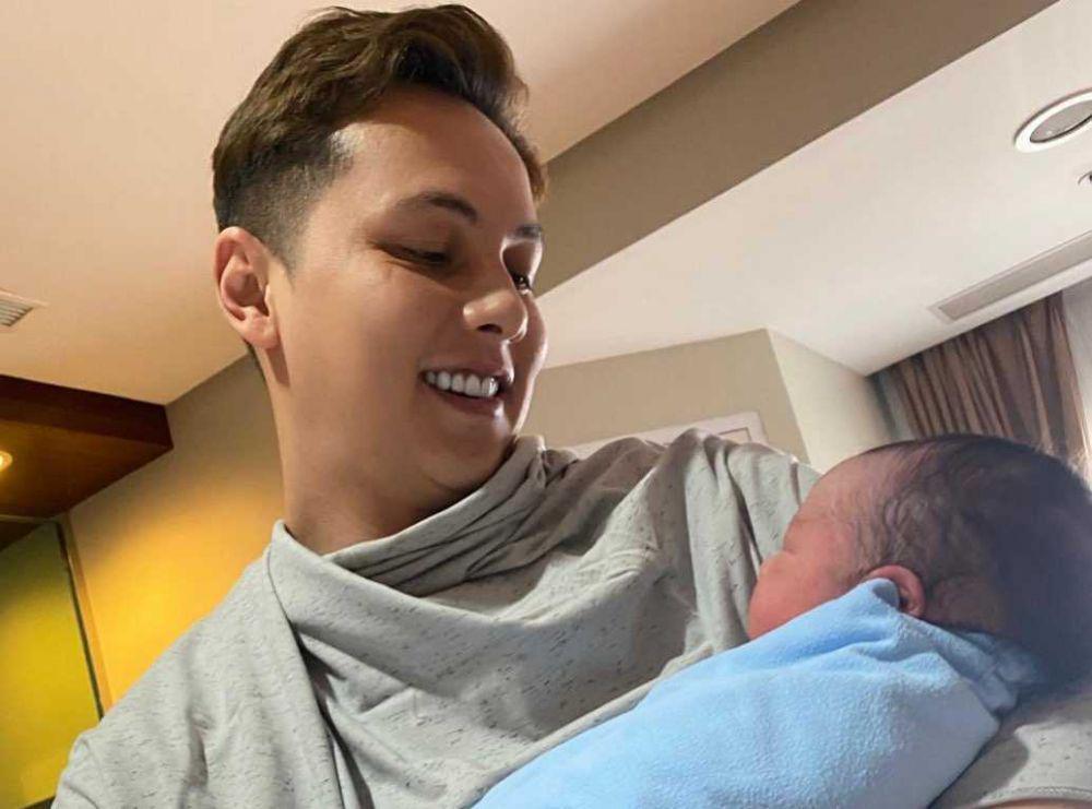 10 Potret Cekatan Andhika Pratama saat Momong Baby Saka, Idaman!