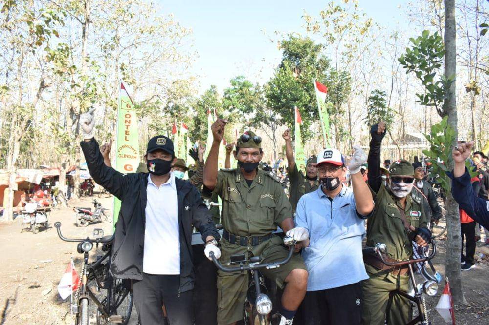 Bacabup Lamongan Yuhronur Efendi dan wakilnya Abdul Rouf saat menghadiri deklarasi dukungan komunitas sepeda onthel Lamongan. IDN Times/Istimewa