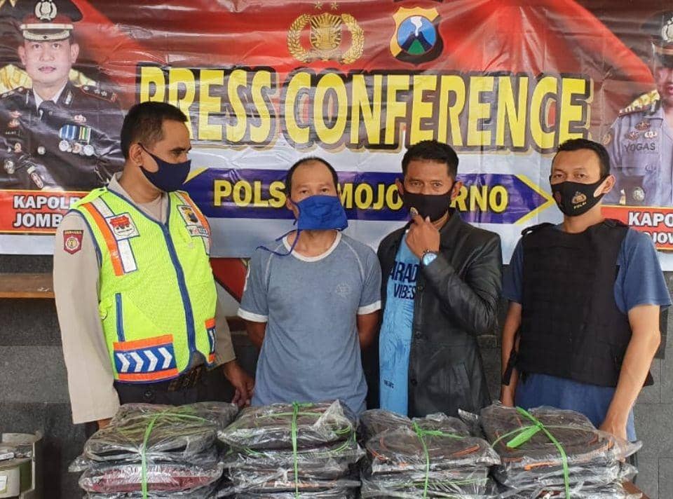 Tersangka dan barang bukti di Mapolsek Mojowarno Jombang. IDN Times/Zainul Arifin