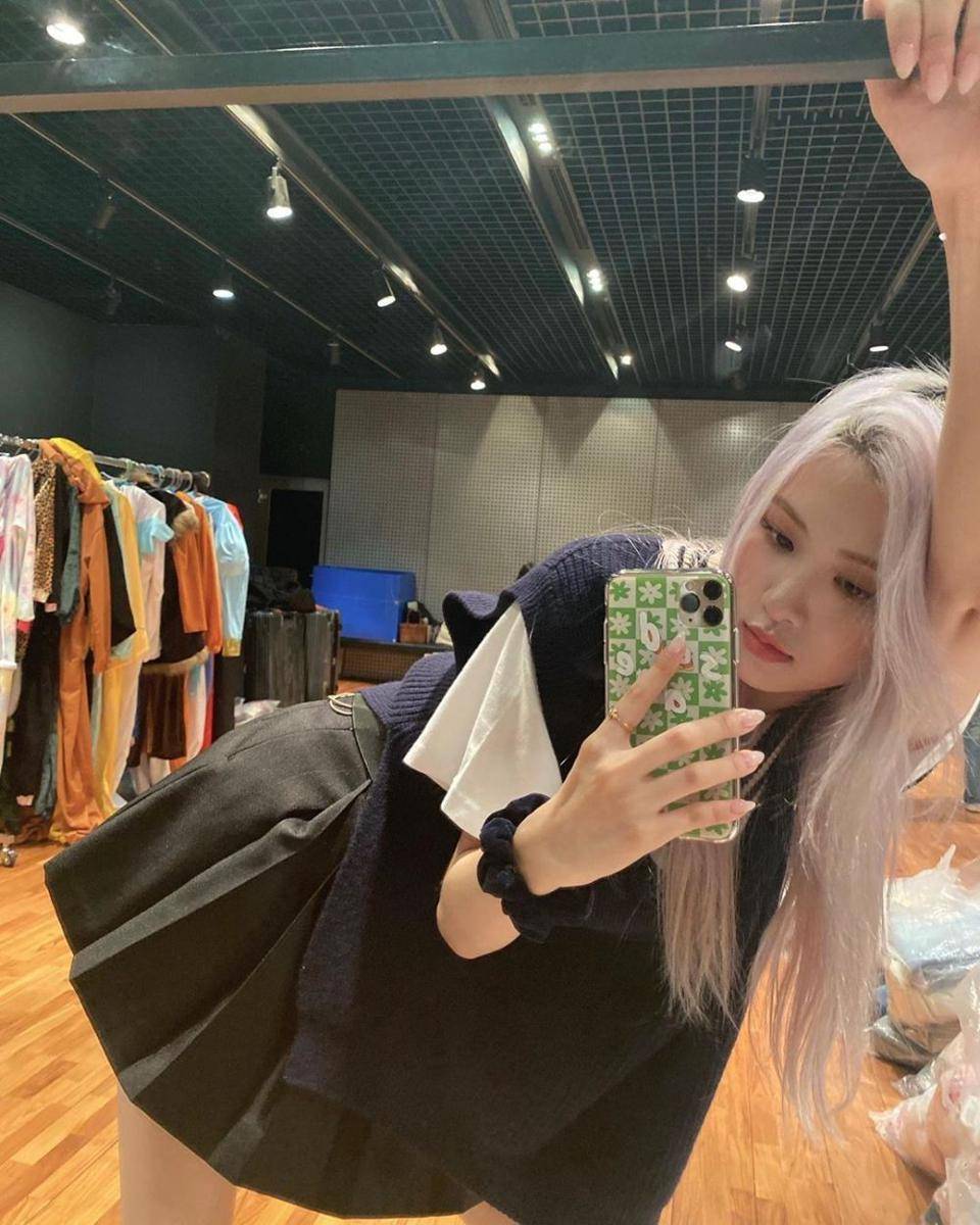 instagram.com/roses_are_rosie