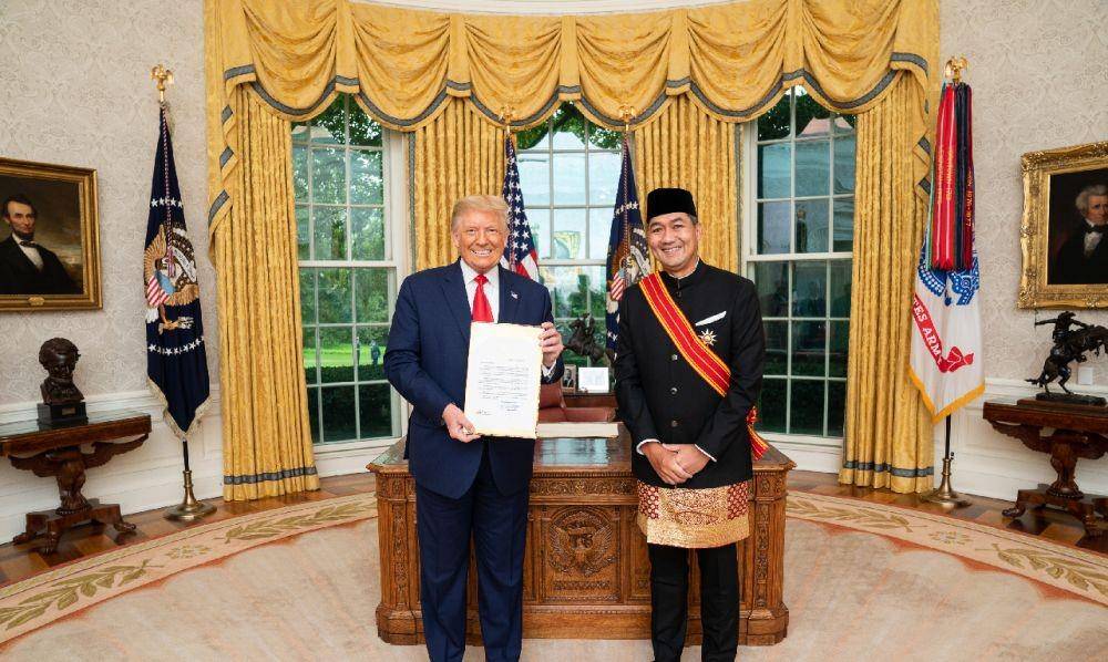 Duta Besar Indonesia untuk Amerika Serikat, Muhammad Lutfi menyerahkan surat kepercayaan ke Presiden Donald J. Trump (Dokumentasi KBRI Washington DC)