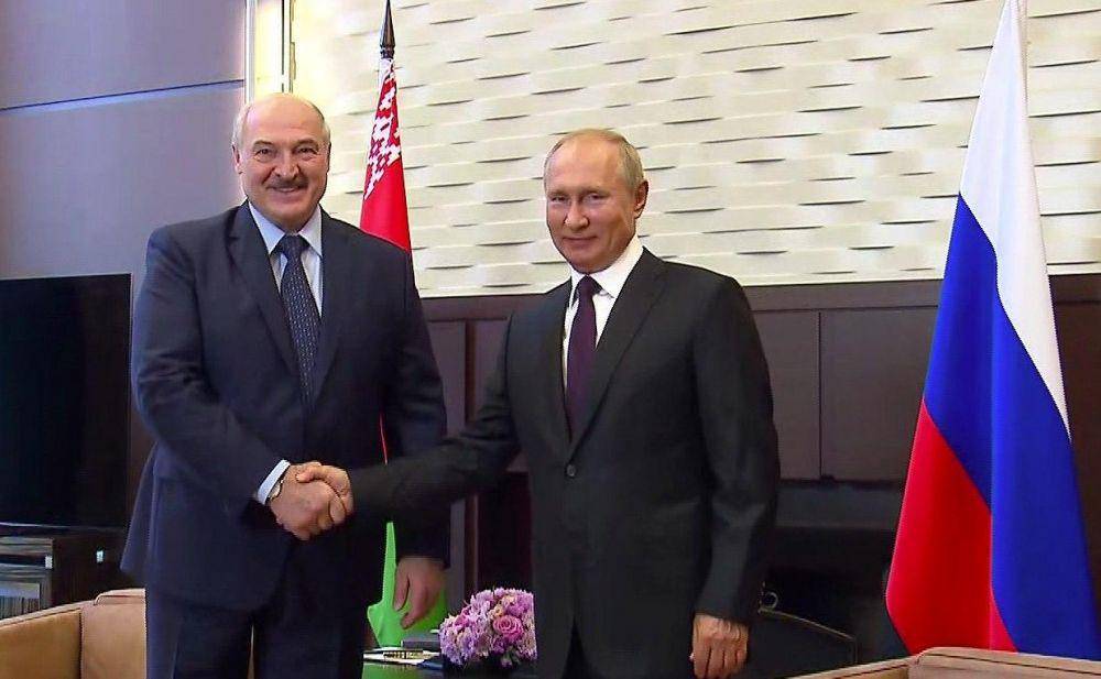 Presiden Belarus, Alexander Lukashenko dan Presiden Rusia, Vladimir Putih saat bertemu di Sochi. (twitter.com/KremlinRussia_E)