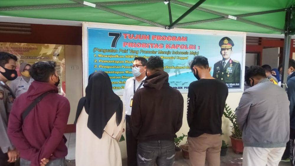 Aparat Polsek Panakkukang menangkap 7 orang pemuda dalam kasus pelecehan seksual. IDN Times/Polsek Panakkukang