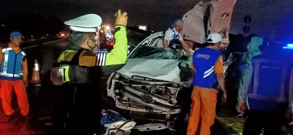 Kecelakaan Maut di Tol Sumo, 3 Nyawa Melayang Usai Innova Tabrak Truk