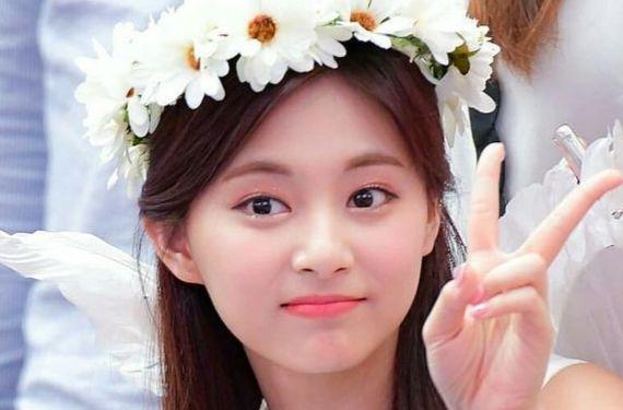 10 Potret Memesona Tzuyu TWICE dengan Flower Crown
