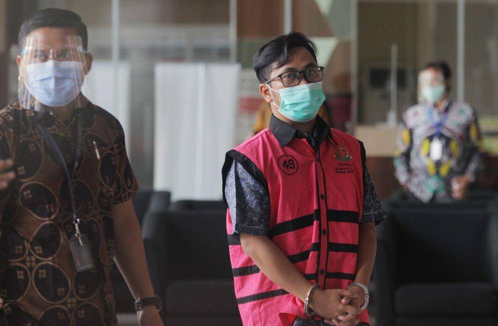Tersangka kasus dugaan suap Jaksa Pinangki Sirna Malasari, Andi Irfan Jaya (kanan) berjalan usai menjalani pemeriksaan oleh kejaksaan di gedung KPK, Jakarta, Jumat (18/9/2020) (ANTARA FOTO/Reno Esnir)