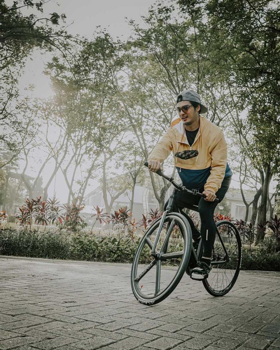 Kece Abis, 10 Momen Seru Ricky Harun Saat Sedang Bersepeda