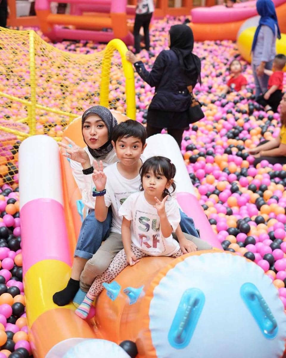 Lama Vakum, 10 Potret Keseharian Richa Novisha Jadi Ibu Dua Anak