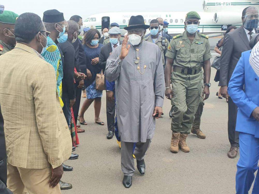 Utusan ECOWAS, mantan Presiden Nigeria Goodluck Jonathan tiba di Mali untuk melakukan mediasi dengan junta militer CNSP, pada 22 Agustus 2020. twitter.com/GEJonathan