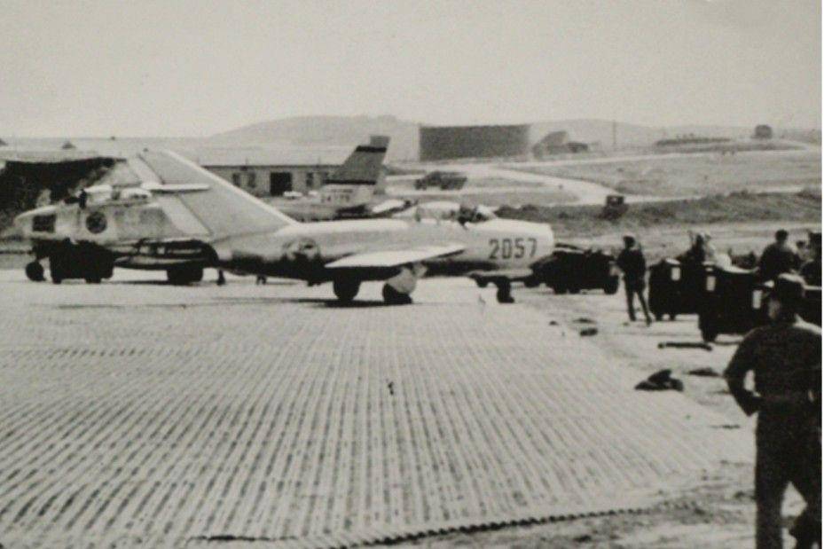 MiG-15 Korut yang dibawa ke Pangkalan Kimpo, Korsel, 1953 (Dok. Australian War Memorial)