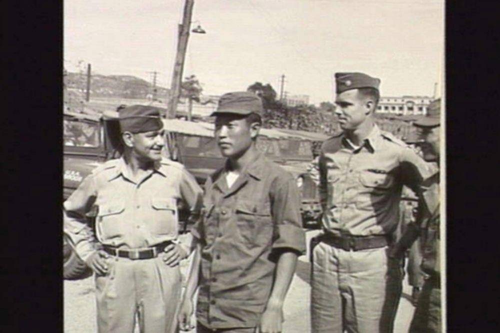 No-Kum Sok diapit dua tentara AS di Pangkalan AU Kimpo, Korsel, 1953 (Dok. Australian War Memorial)