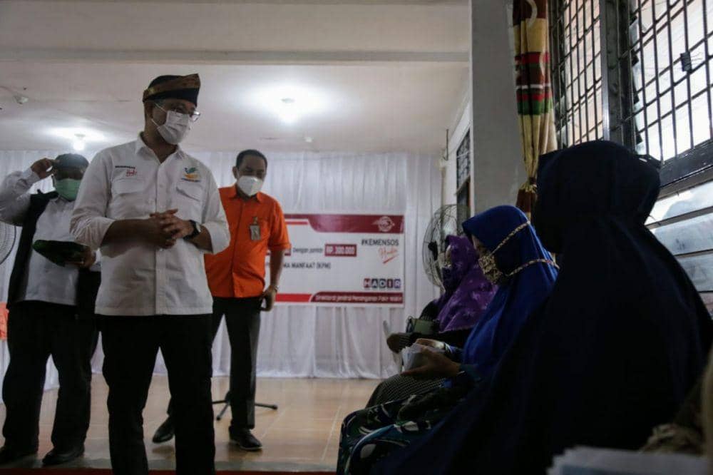 Mensos Juliari P Batubara salurkan bansos di Natuna (Dok. Kemensos)