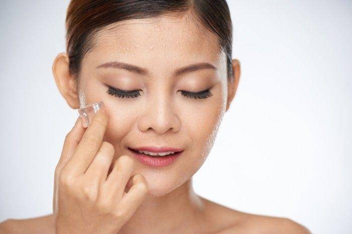 ilustrasi mengompres jerawat dengan es batu (makeupandbeauty.com)