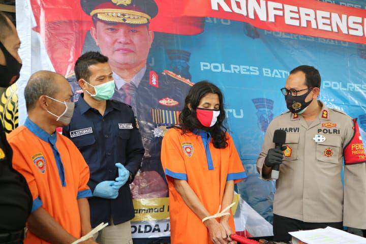 Kapolres Batu saat berdialog dengan tersangka penipuan berkedok dukun. Dok/istimewa