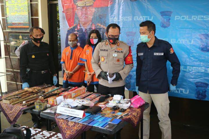 Kapolres Batu, AKBP Harviadhi Agung Prathama saat rilis penipuan berkedok dukun. Dok/istimewa
