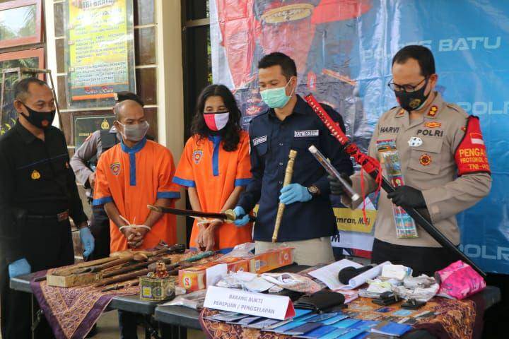 Dua tersangka penipuan berkedok dukun penggandaan uang saat rilis di Polres Batu. Dok/Istimewa