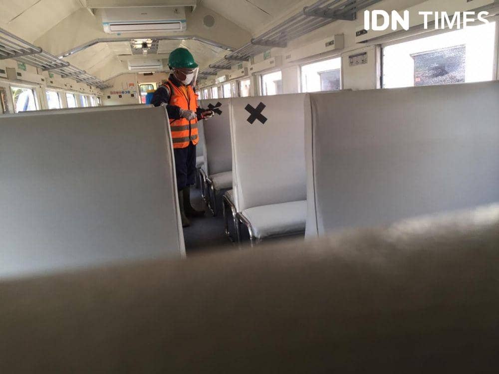 Atur jarak dalam kereta (IDN Times/Rangga Erfizal)