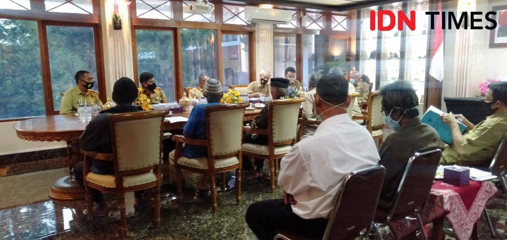 Petani Desa Srigading audiensi dengan Bupati Bantul mendesak pembatalan Perdes tentang pemanfaatan tanah kas desa. IDN Times/Daruwaskita