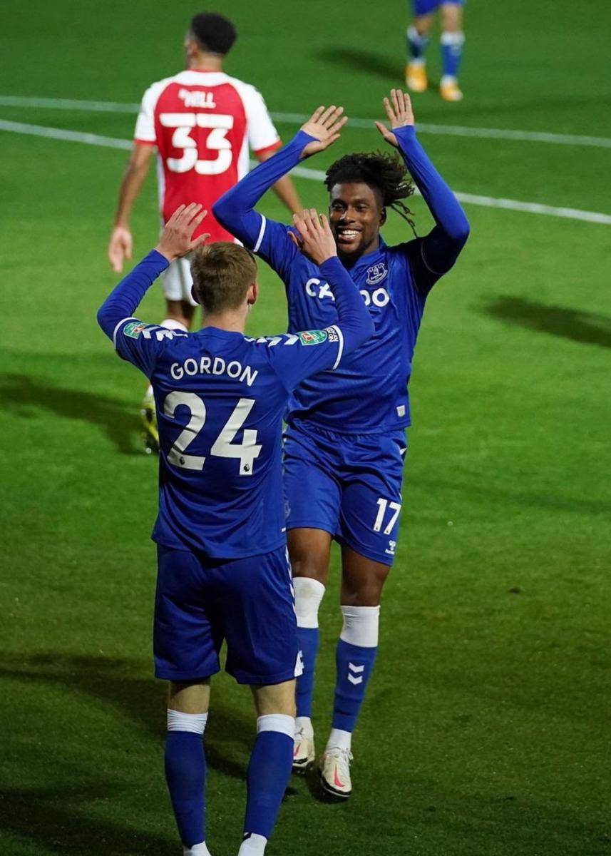 Anthony Gordon dan Alex Iwobi merayakan gol ke gawang Fleetwood. Twitter/@anthonygordon59