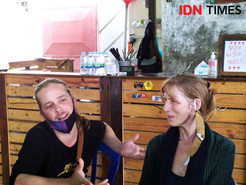 Mustafa Daood (pertama dari kiri) dan ibunya, Layla saat berbincang dengan wartawan di Kopi Mawar Samarinda (IDN Times/Yuda Almerio)