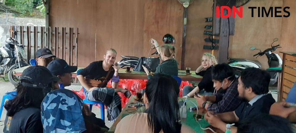 Para wartawan diskusi bersama Erwin dan personel Debu soal musik di Kopi Mawar Samarinda (IDN Times/Yuda Almerio)