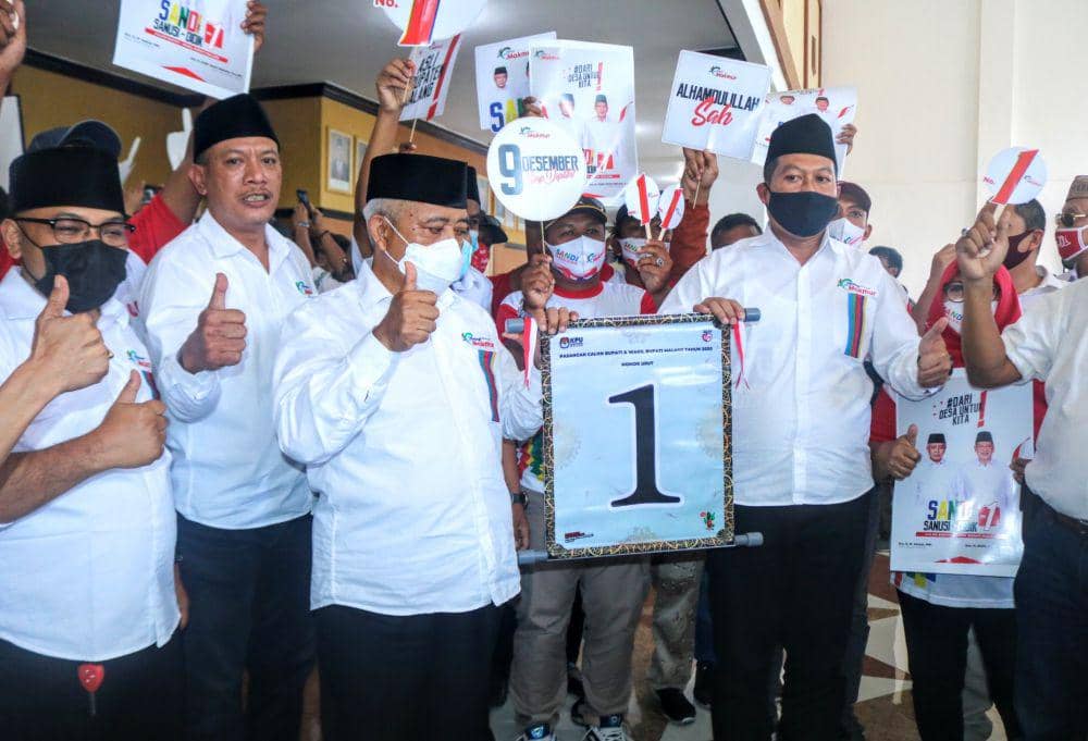 Sanusi-Didik menunjukkan nomor urut mereka untuk Pilkada 2020 nanti. IDN Times/Alfi Ramadana