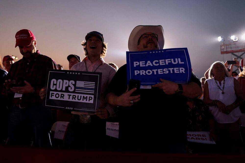 Pendukung Trump membawa spanduk saat menghadiri reli kampanye Presiden Donald Trump di Reno, Nevada, Amerika Serikat, Sabtu (12/9/2020) (ANTARA FOTO/REUTERS/Jonathan Ernst/AWW)