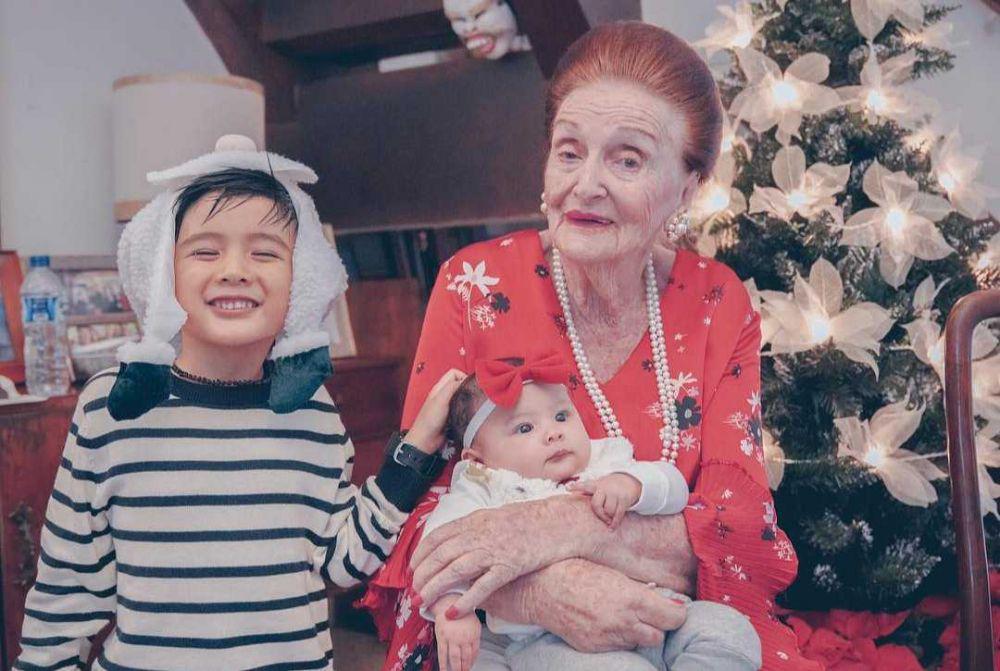 10 Potret Manis Kedua Anak Sharena Delon Bersama Nenek Buyutnya