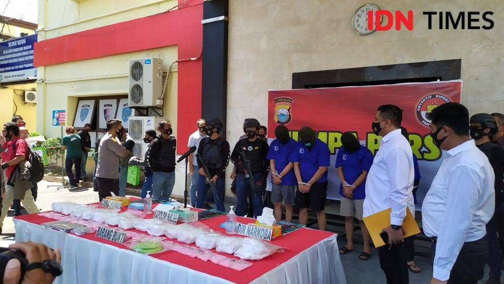 Ekspos tangkapan sabu dan pil ekstasi di Kantor Polrestabes Makassar. IDN Times/Sahrul Ramadan